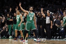 [NBA PO] ‘화이트 극적인 위닝샷’ 보스턴, 마이애미에 3연패 뒤 3연승