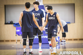 [JB포토] 한국 남자농구대표팀, 박지훈과 하이파이브 하는 허훈