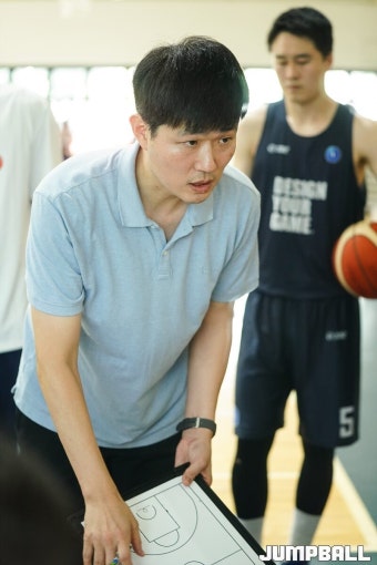 [JB포토] 작전 지시하는 한국가스공사 강혁 감독대행