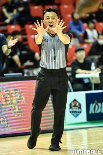 [JB포토] 파울 선언하는 KBL 이승무 심판