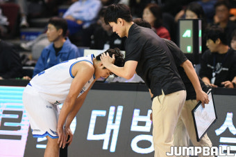 [JB포토] 한국가스공사 강혁 감독대행 '괜찮아 다시 시작하자'