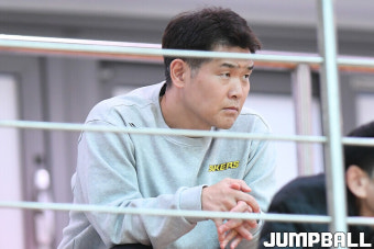 [JB포토] 경기 지켜보는 조상현 감독