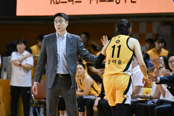 “기록은 축하, 궂은일은 칭찬” 강이슬 향한 김완수 감독 ‘엄지 척’