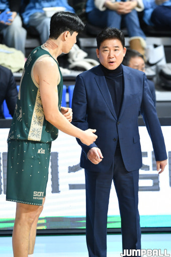 김주성 감독의 웃음 “에너지 넘치는 수비”···김승기 감독의 아쉬움 “역부족”