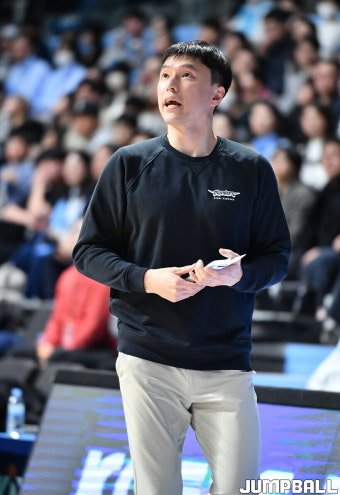 김효범 감독대행 “코번의 컨디션이 완전히 살아났다”...김승기 감독 “뛸 선수가 없으니 힘들다”