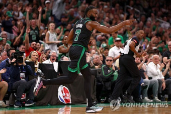 [NBA PO] ‘제일런 40점 폭격’ 보스턴, 인디애나 또 제압…파이널까지 -2승
