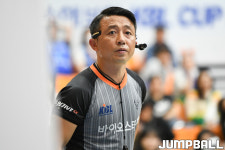 [KBL컵] 바디캠 장착하고 경기 진행하는 이승무 심판