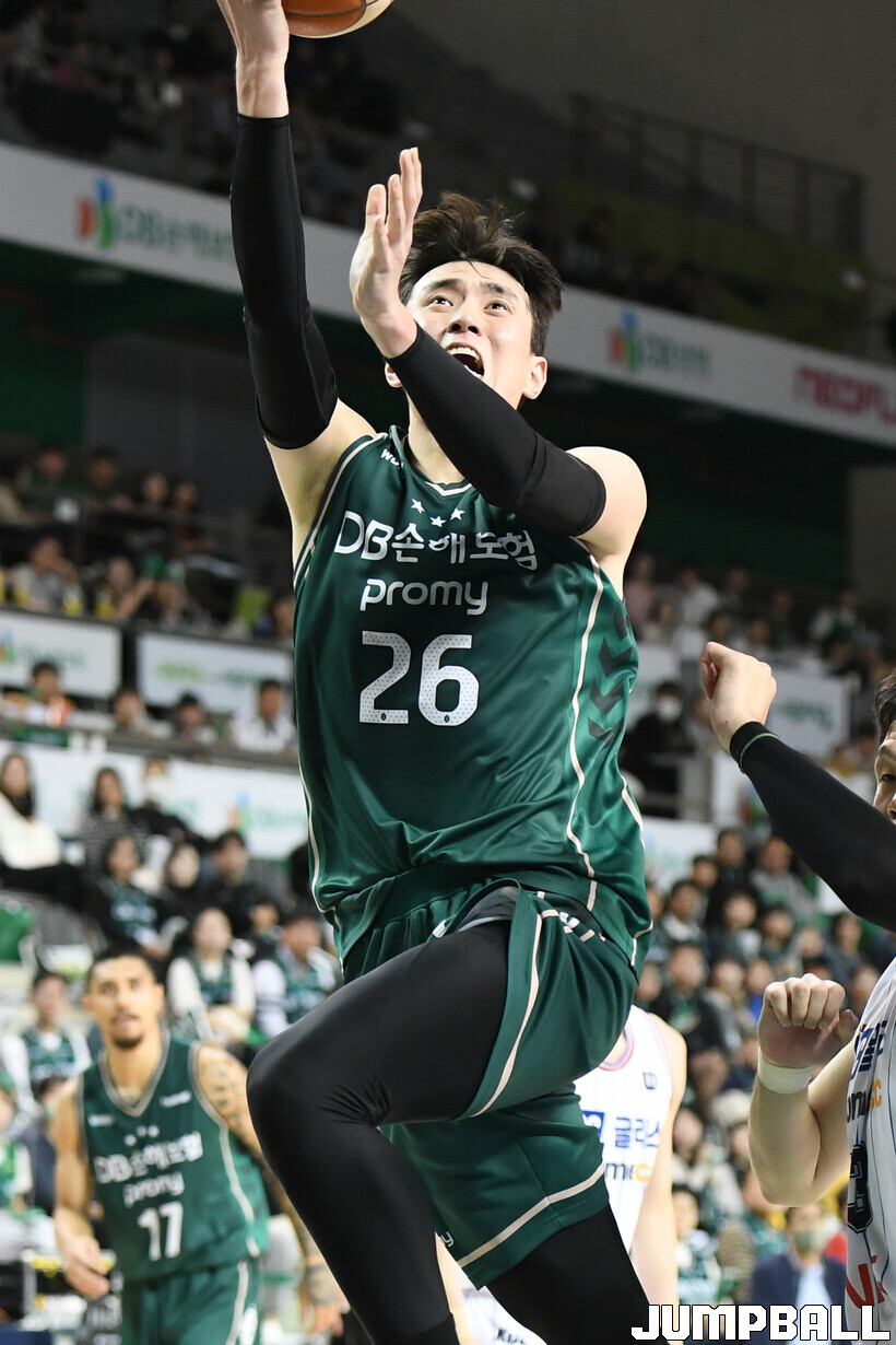 프로농구 원주 DB, 수원 kt에 72-66 역전승! 주축 강상재와 오누아쿠의 뛰어난 활약이 돋보여
