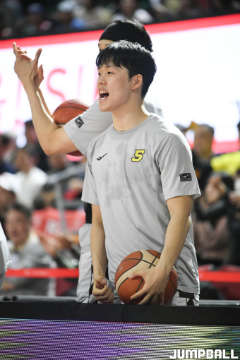 [프로농구화보] 마레이 더블더블 LG, 77-68로 SK에 원정 승리