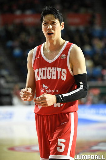 [프로농구화보] 마레이 더블더블 LG, 77-68로 SK에 원정 승리