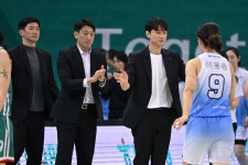 ‘하나은행 54점으로 꽁꽁’ 신한은행 승리의 원동력, 3-2 드롭존 수비