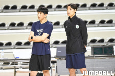 [KBL 비시즌훈련] 선수들의 훈련을 지켜보는 DB 박지현 코치와 이광재 코치