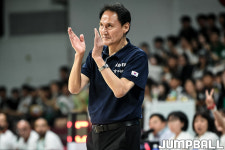 [포토] 선수들을 격려하는 남자농구대표팀 안준호 감독