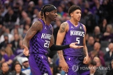 삼각 트레이드 터졌다! 헌터는 SAC, 슈로더와 엘리스는 CLE, 사리치는 CHI행