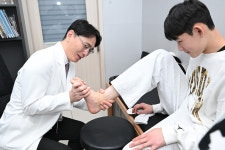 [매거진] “다치지 말고 오래 뛰자” 중학생 농구 유망주 8인, 김진수 원장을 만나다