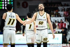 [화보] 유기상 22점 마레이 더블더블 LG, 77-69로 정관장에 원정 승리