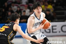 [화보] 나이트 15점 9리바운드 활약 소노, 74-70으로 LG에 원정 승리