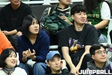 [농구장을 찾은 스타] NBA 도전 이현중, WNBA LA 스팍스 박지현 'KT-DB전 관람'