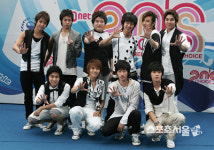 슈퍼주니어 새 멤버 영입반대…팬들 눈물의 시위