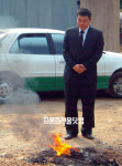 [포토] 故 최진실의 유품 태우며 슬픔에 잠긴 매니저