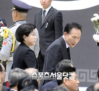 [영결식] 이 대통령, 헌화 때 소란…추모객 야유 터져