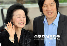 [cannes 포토] 피아니스트 백건우, 캠코더 들고 아내 촬영 (포토콜)