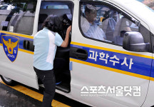 [현장포토] 과학수사대, 현장 정밀감식…유품 들고 경찰서로