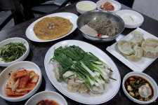 [tasty times] 오랜 시간 변함없는 맛을 지켜가는 약수역 만포막국수