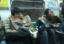 [강추★짤방] 지하철 ‘떡실신’ 서양女에서 ‘귀신’ 여고생까지…