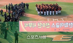 [SS포토] 한 장이라도 더 찍자 한화 시무식에 몰린 취재진