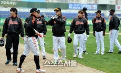 [SS포토]롯데선수들, 우리 상승세 꺾이면 어쩌지?