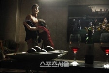 [칸통신]영화 돈의 맛, 공식상영서 7분여 기립박수 받아