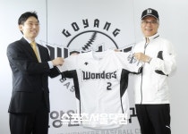 [SS포토]문재인, 고양원더스 입단?