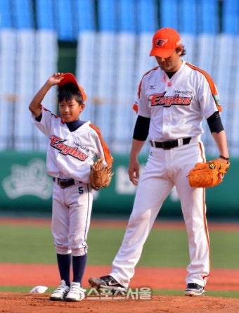 [SS포토]시구나선 박찬호 조카 '그삼촌에 그 조카'