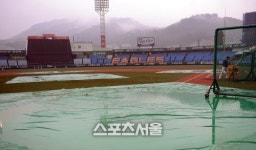 [SS포토]우천 순연, 이 경기를 언제하나?