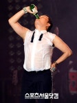 [SS포토]국제가수 싸이, 서울광장에서 소주 원샷!