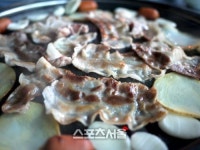 [고기박사 최계경과 함께하는 육도락기행]부드럽고 깔끔한 대패삼겹살의 강자, 우야우야