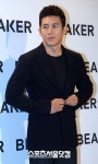 [SS포토]고수, ‘옷매무새 다듬는 것도 멋진 남자’