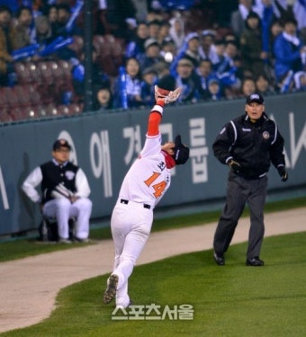 [SS포토]역동작으로 이승엽 파울 잡아내는 최정