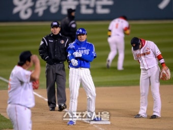 [SS포토]이승엽 싹쓸이에 고개떨군 최정