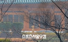 [SS포토]고 이병철 추모식, 선영내 한옥앞에 주차한 이건희 회장의 차량