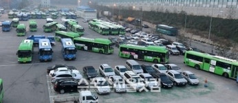 [SS포토]차고지 나서는 시내버스