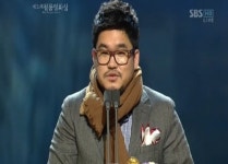 [청룡상]  김홍선 감독, 공모자들로 신인감독상 수상