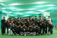 LG선수단, 충주 성심학교 야구부 초청해 야구교실 열어