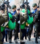 [SS포토]비, 넘어지는 취재진 한손으로 일으키는 괴력