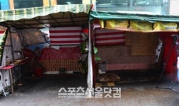 [SS포토]뼈대만 남은 노량진 컵밥 노점