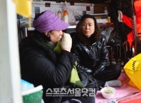 [SS포토]강제철거된 노량진 컵밥 노점상의 눈물