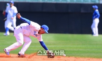 [SS포토]공 놓치는 정근우,'이건 아니잖아'