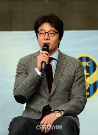 [SS포토]포항 황선홍 감독, '개막전 상대 서울은 틈이 없는 팀'