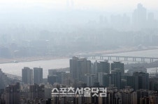 [SS포토]중국발 황사에 희미하게 보이는 국회